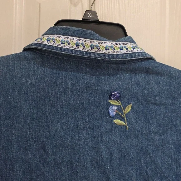 Bobbie Brooks Light Blue Denim Top with Gold Logo Tag Size L - Picture 8 of 10